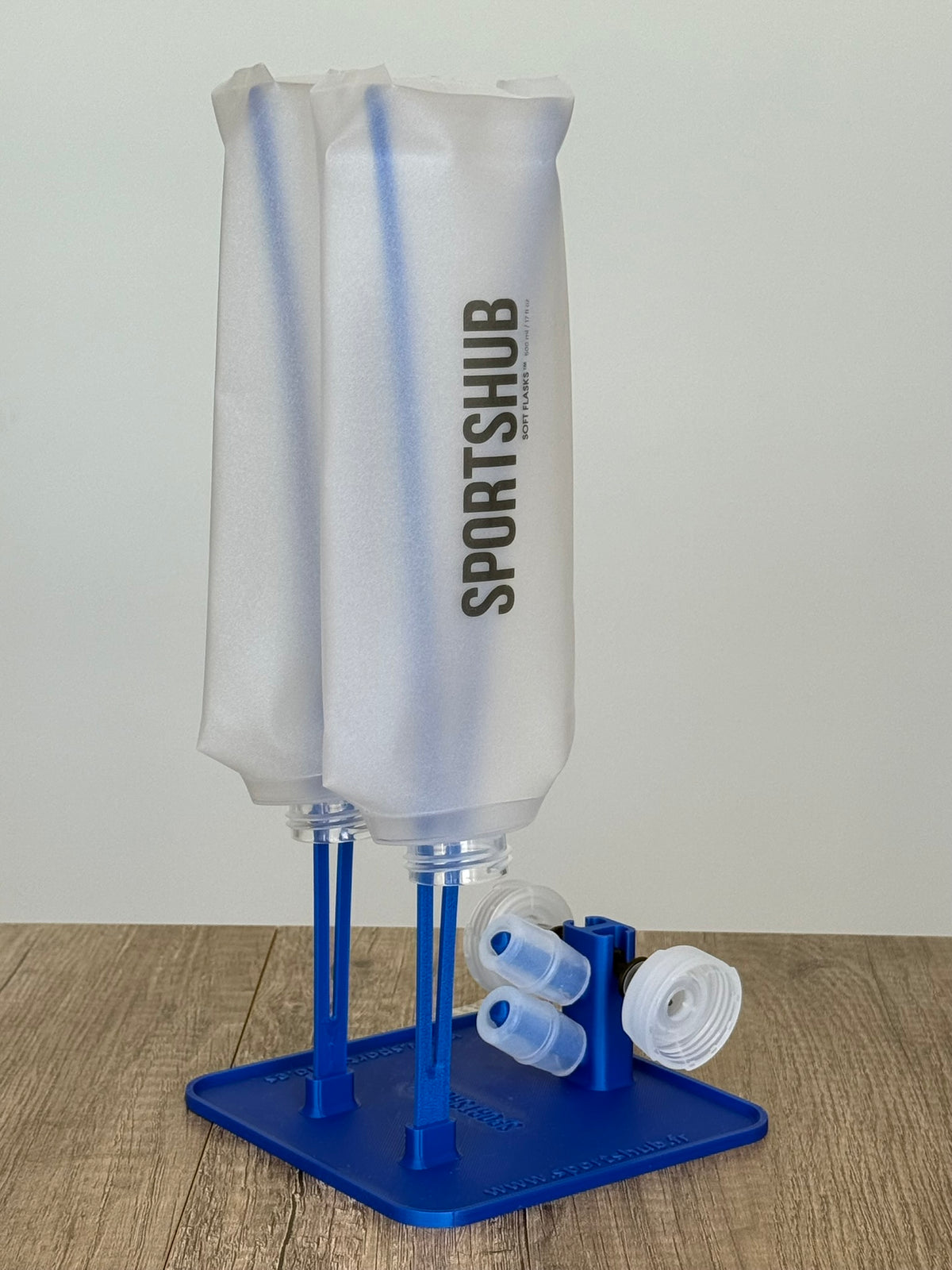 Support de séchage SportsHub bleu, avec des flasques souples placées pour sécher