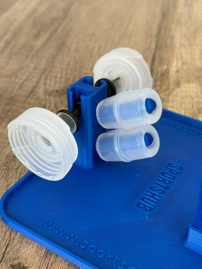 Support de séchage SportsHub bleu, détail du séchage des bouchons et embouts