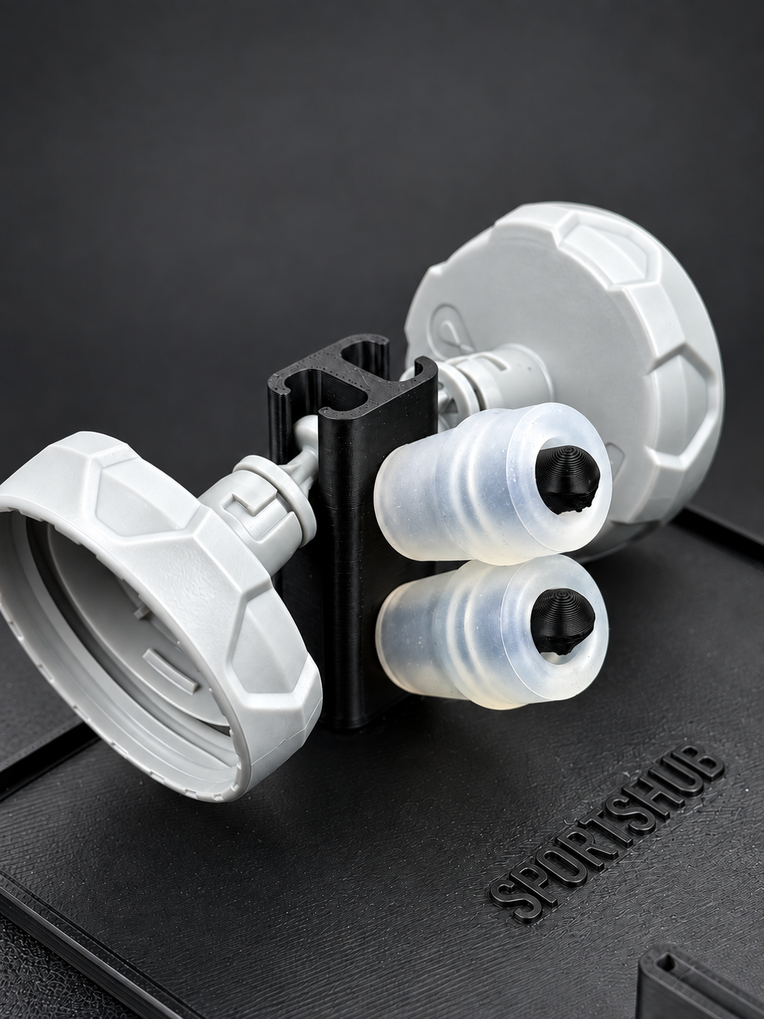 Detail van de SportsHub-standaard met de halzen van twee Salomon-softflasks